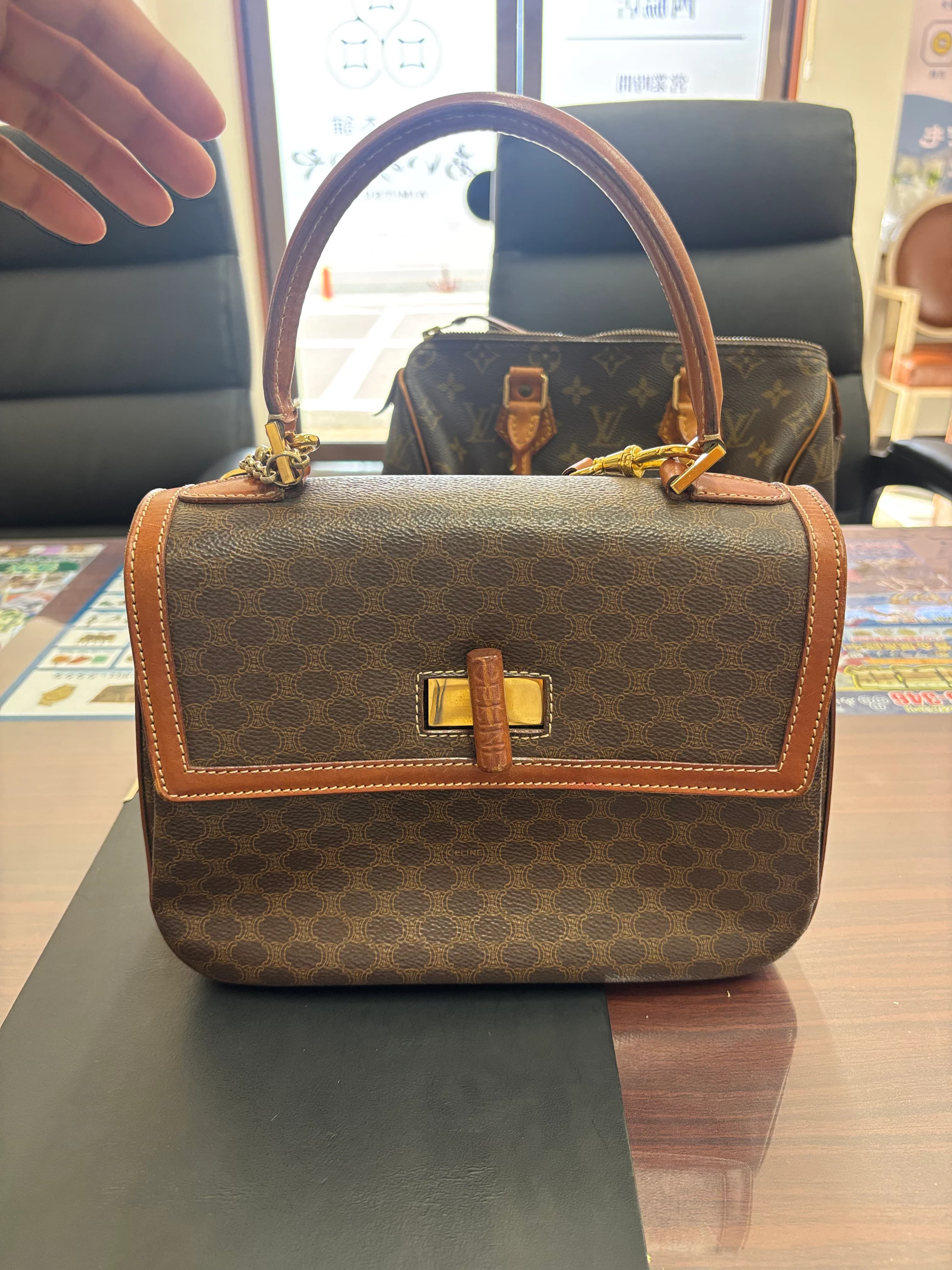 西脇市でCELINE(セリーヌ)のショルダーバッグをお買取しました! のサムネイル