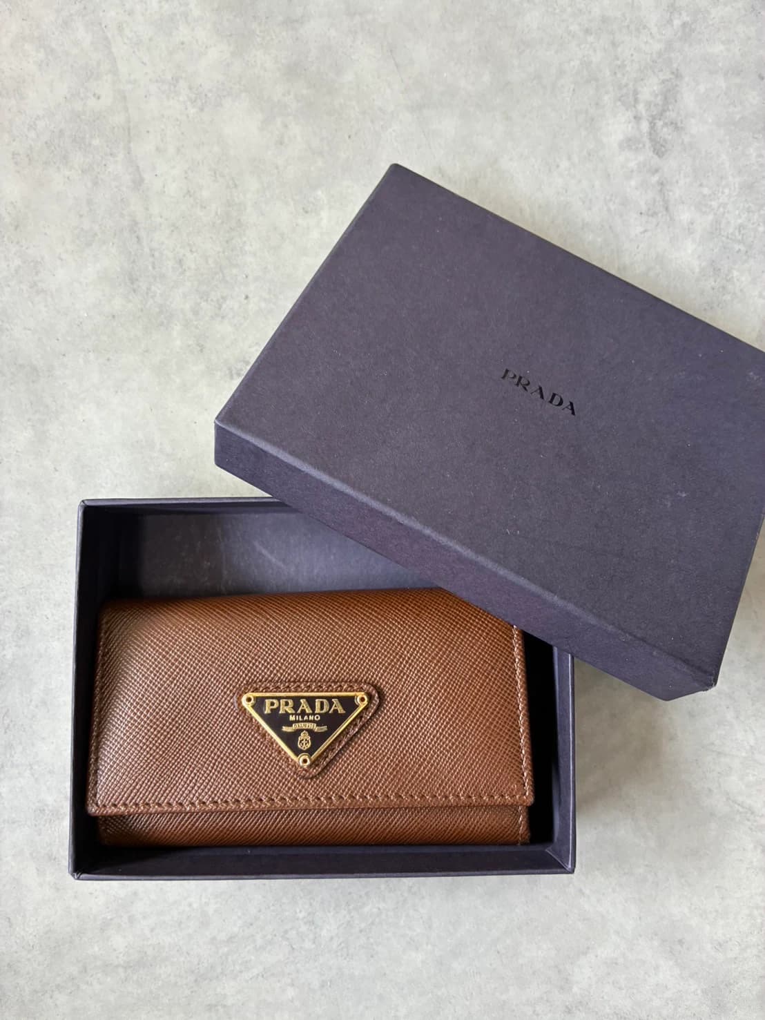 多可町でプラダのキーケースを売るなら|高価買取なら買取本舗あいみつや のサムネイル