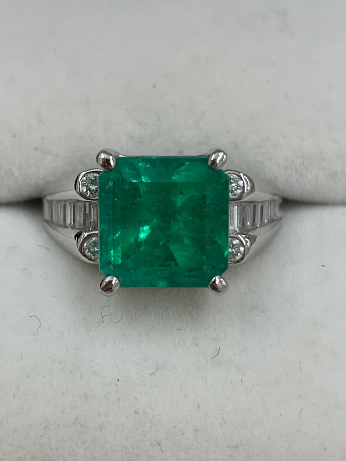 ■ 西脇市で高価買取!大粒4.12ctエメラルドリングをお持ち込みいただきました のサムネイル