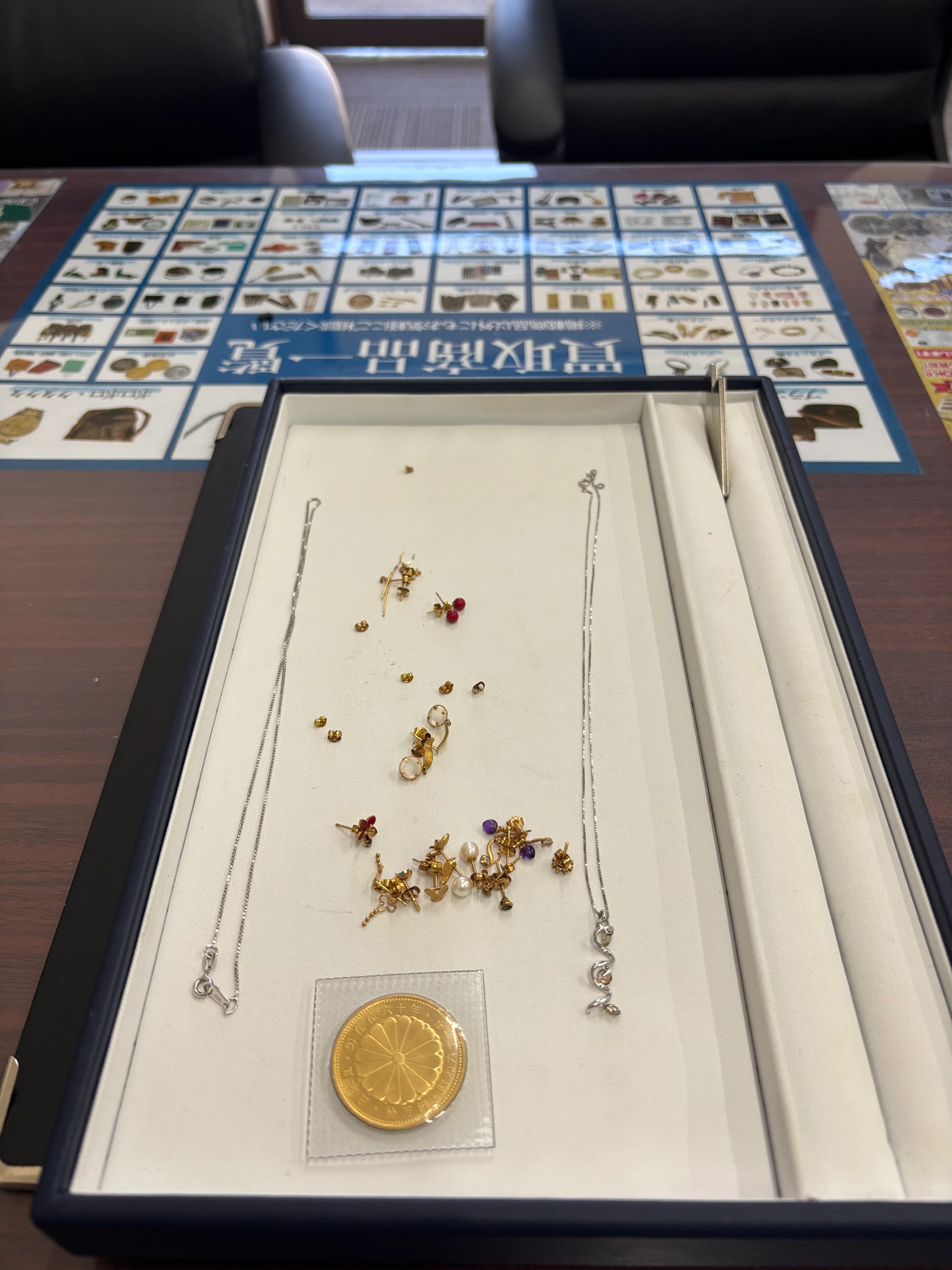【西脇市】10万円金貨・K18ピアス・シルバーネックレスをお買取しました|片方だけのピアスも大歓迎! のサムネイル