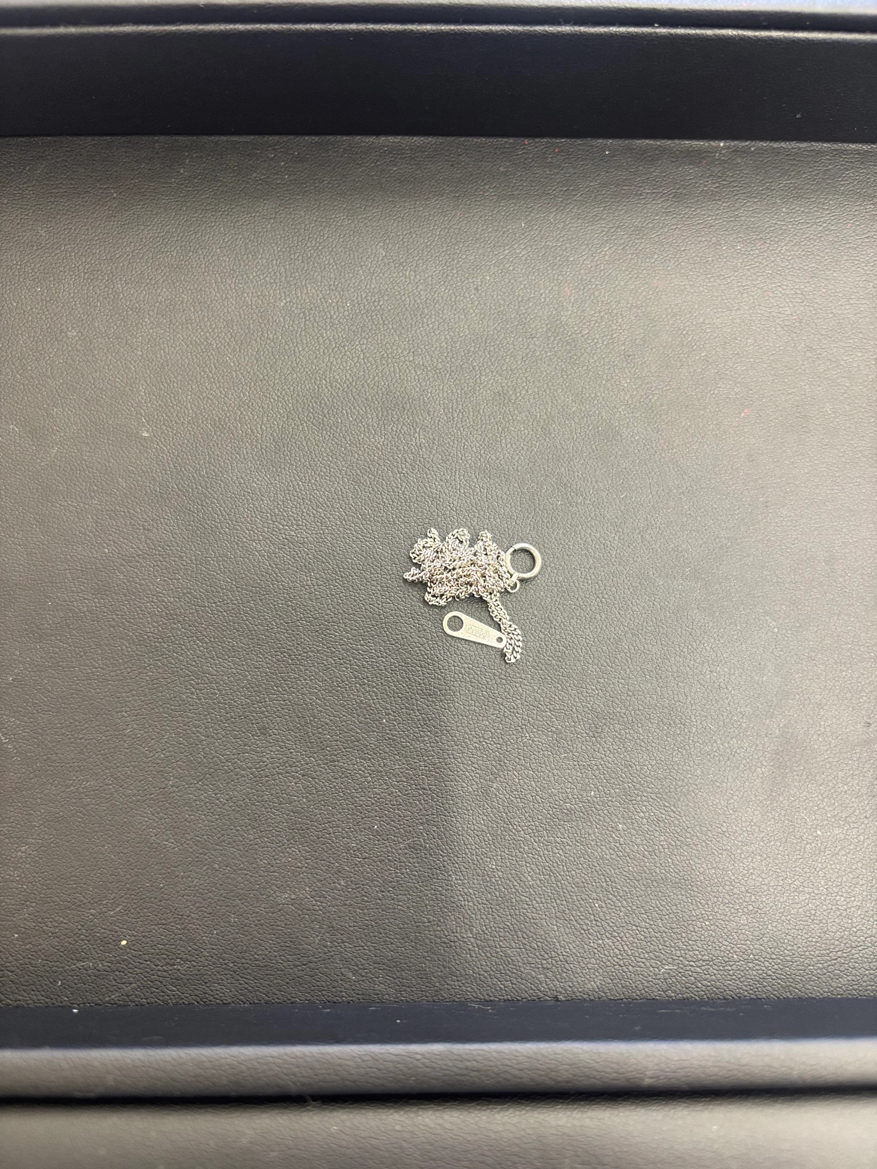 プラチナは見た目以上に重い?知らないと損する買取のポイント🧐 のサムネイル