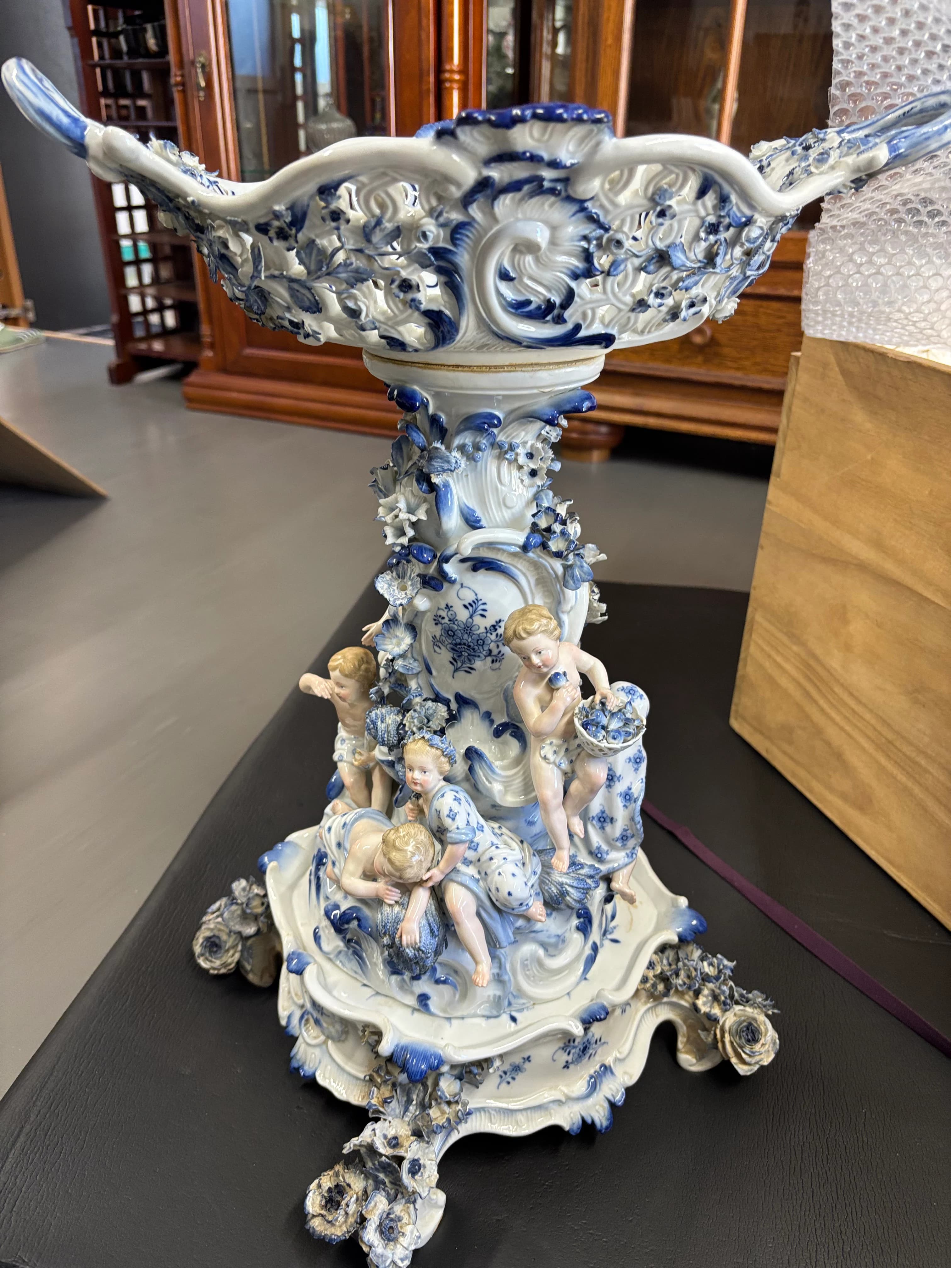 【多可町でマイセンを高価買取】大型フィギュリン・陶磁器をお譲りいただきました|買取本舗あいみつや のサムネイル